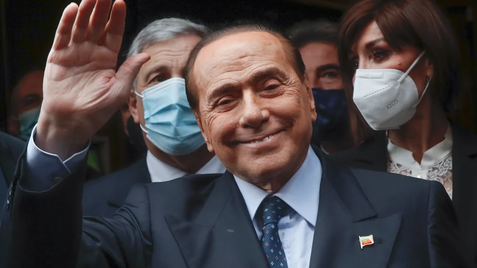 Italiens tidigare premiärminister Silvio Berlusconi vinkar till pressfotografer inför ett möte med landets nuvarande premiärminister Mario Draghi i februari i år. Arkivbild.