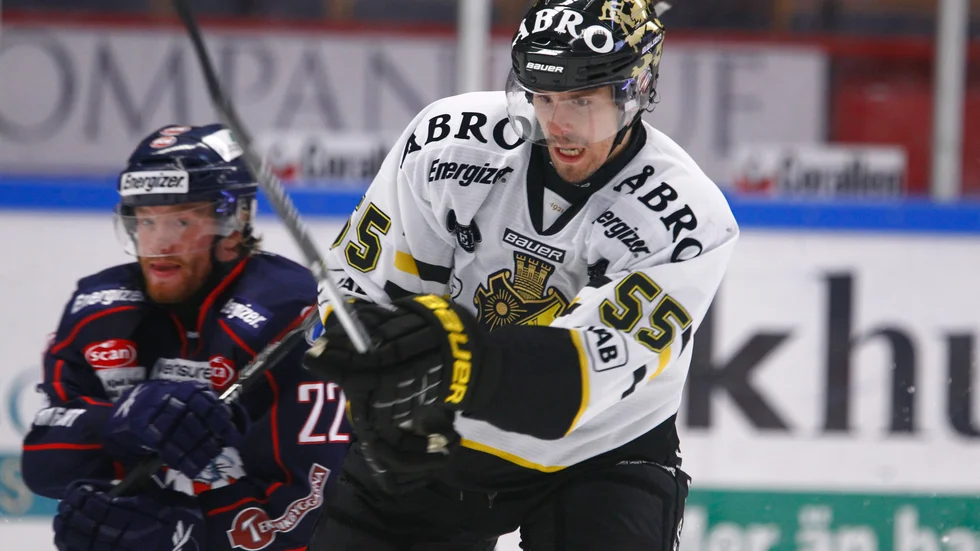 Linus Videll, till höger, senast han spelade i Sverige. Den gången var det AIK som gällde, nu är den rutinerade forwarden klar för Djurgården. Arkivbild.