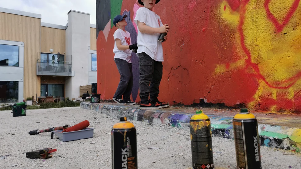 Bröderna Gabriel och Dag Marcus målar på den öppna väggen i A7-området i Visby.
