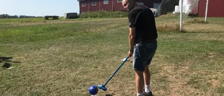 Här kan du testa udda sporten – med träsko på golfklubban