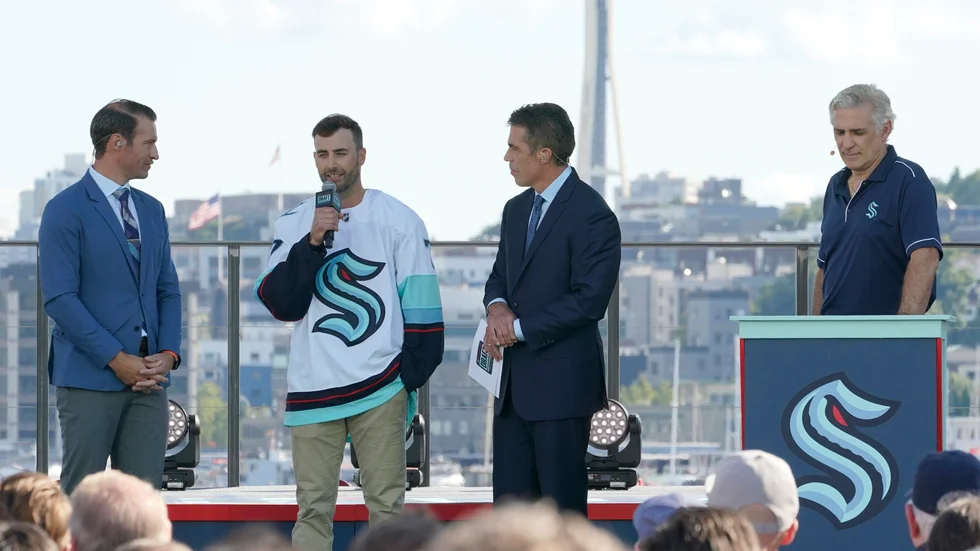 Natten mot torsdag plockade nya NHL-klubben Seattle Kraken spelare från andra klubbar i ligan. Jordan Eberle, här med mikrofonen i handen, var en av de mer namnkunniga spelarna som valdes.