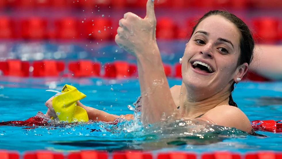 Australiens Kaylee McKeown satte nytt olympiskt rekord på 100 meter rygg.