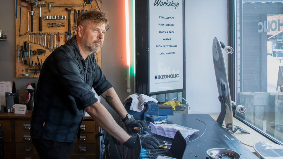 Jonas Mobergs cykelbutik Bikeoholic på Donnersgatan i Klintehamn vräks från sitt hyreskontrakt, efter att hyrorna inte kunnat betalas på ett halvår.