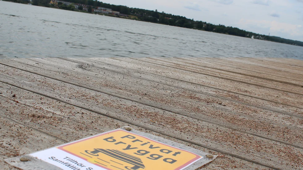 På Solsidan i Piperskärr i Västervik störs de närboende av högljudda badgäster. "Det hade varit olämpligt att godkänna den här placeringen av hus om tanken var att det skulle bli en allmän badplats bredvid", säger en av de närboende som tycker att detaljplanen borde ändras för att spegla hur verkligheten ser ut.