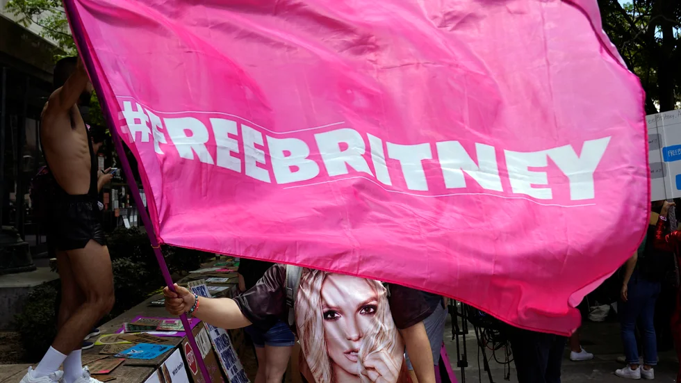 En Britney Spears-supporter visar sitt stöd för popstjärnan i juni 2021. Spears har hävdat att hennes förmyndarskap är kränkande. Nu kan ett nytt lagförslag bli verklighet och ta makten från hennes pappa som är hennes förmyndare. Arkivbild.