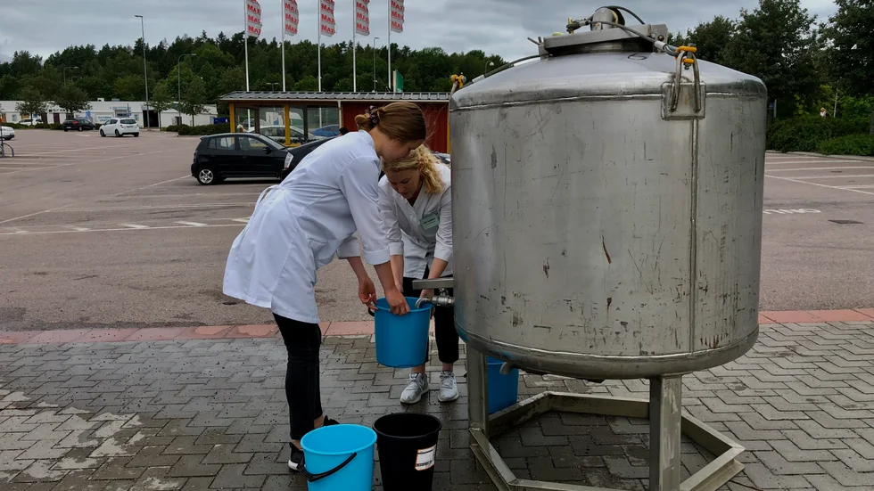 Personal från Apotek Hjärtat som ligger i Ica Maxi, hämtade vatten under söndagsförmiddagen från tanken som Eskilstuna Energi och miljö placerat ut. Apoteket behövde vatten för att kunna spola toaletten.