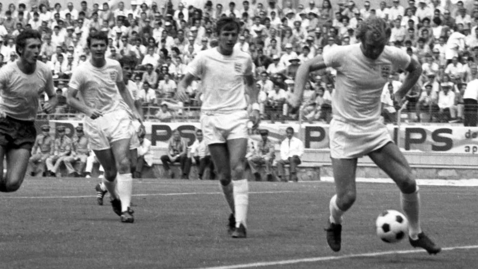 Terry Cooper, här andre man från vänster vid Englands match mot Rumänien i VM i Mexiko 1970. Arkivbild.