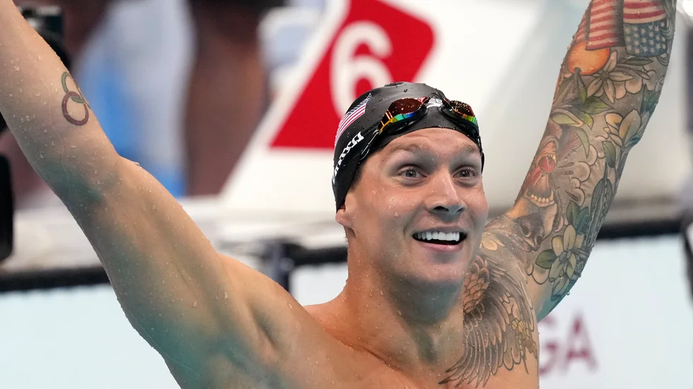Amerikanske superstjärnan Caeleb Dressel jublar över karriärens första OS-guld individuellt.