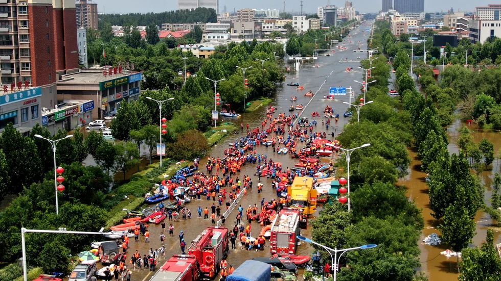 Evakuering i måndags, i Weihui i den kinesiska provinsen Henan.