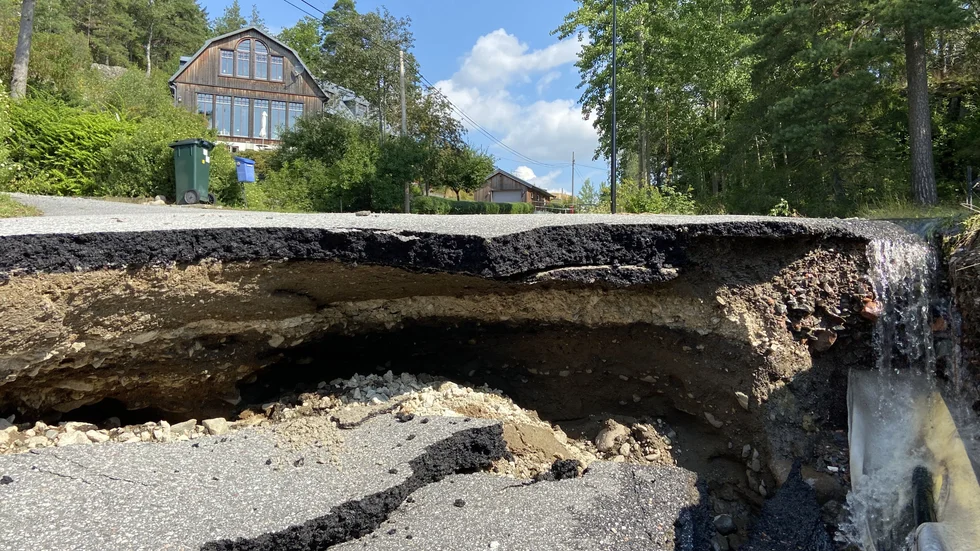Stora sjok av asfalten på Malmvägen föll ner i gropar efter att vattenmängderna undergrävt gatan.