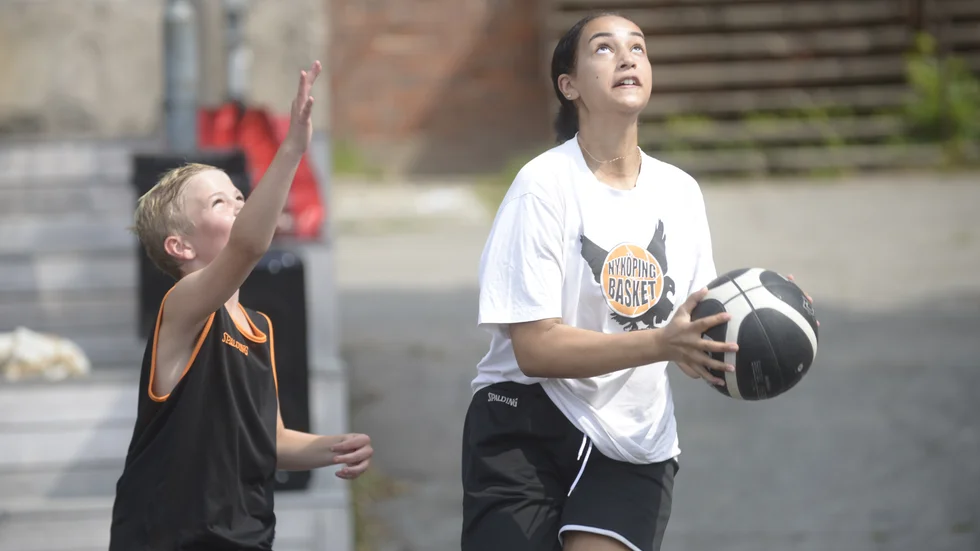 Nyköping Basket arrangerar utomhusbasket för att fler ska få upp ögonen för sporten.