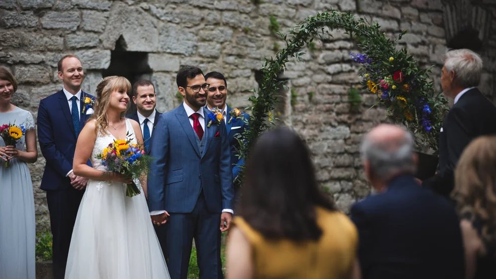 Clara och Hassans vigsel i Sankt Clemens ruin.