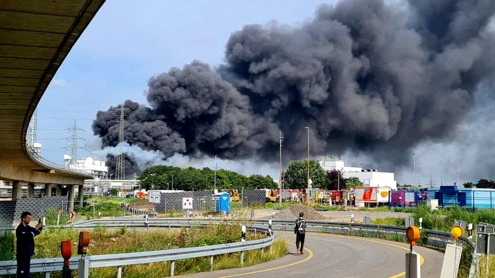Ett svart rökmoln tornar upp sig över kemiparken i Leverkusen i västra Tyskland efter tisdagens explosion.
