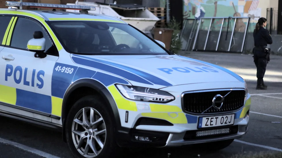 En man i 30-årsåldern hittades svårt skadad vid en matbutik på Gillbergavägen i lördags.