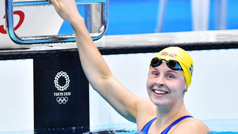 Sophie Hansson började medaljjakten på 100 meter bröstsim med att slå svenskt rekord.