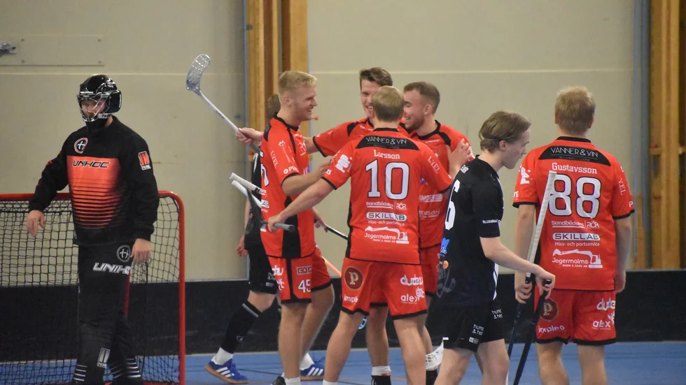 Solfjäderstadens förstafemma med Jacob Larsson, Victor Schelin, Melker Wigren, William Larsson och Olle Gustavsson jublar efter ett av målen i bortamatchen mot Vimmerby på fredagskvällen. Motalalaget tog fjärde raka segern.