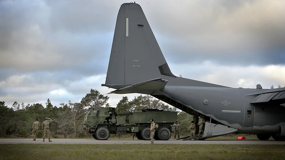 Efter uppröjning längs Brorakan fanns utrymme så att ett svenskt och ett amerikanskt Herculesplanen kunde landa. Ombord fanns det amerikanska raketartillerisystemet Himars.