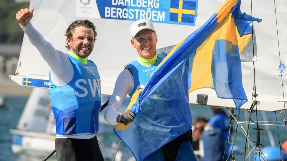 Anton Dahlberg, till vänster, och Fredrik Bergström efter att ha säkrat OS-silvret i Tokyo. Nu ska Dahlberg hjälpa andra idrottare.