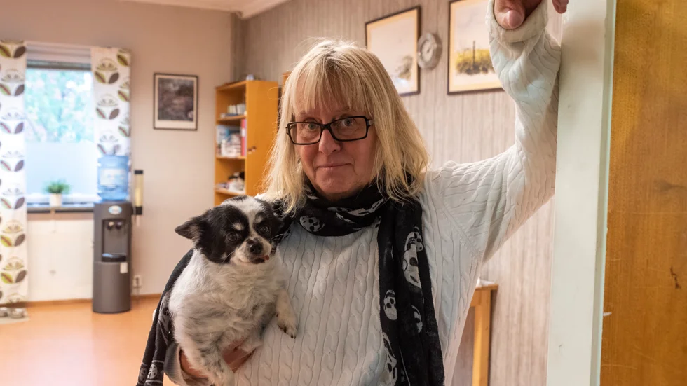 "Självklart skulle jag kunna tänka mig att bo där själv när jag blir äldre. Det är ju jättenära där vi bor nu", säger Anette Albertsson med hunden Ella i famnen.