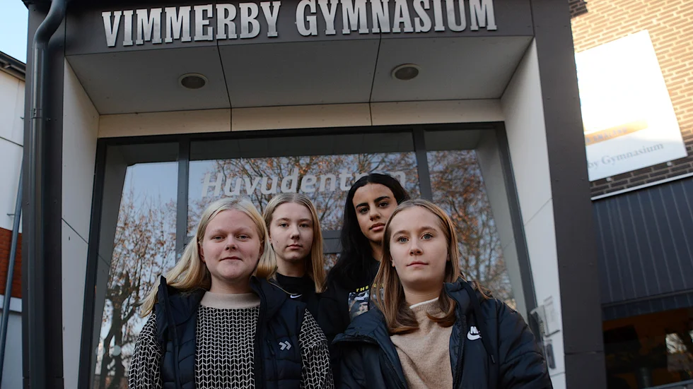  Engla Eriksson, Emma Åberg, Jasmina Mohammed Mustafa och Elsa Sorsa Karlsson är alla klasskompisar till Alkind Berisha som greps av gränspolisen på skolan på måndagen. De har prtatat om i klasson om någon form av aktion för att visa vad de tycker och för att om möjligt påverka myndighetsbeslutet. "Det verkar svårt att kunna påverka det".