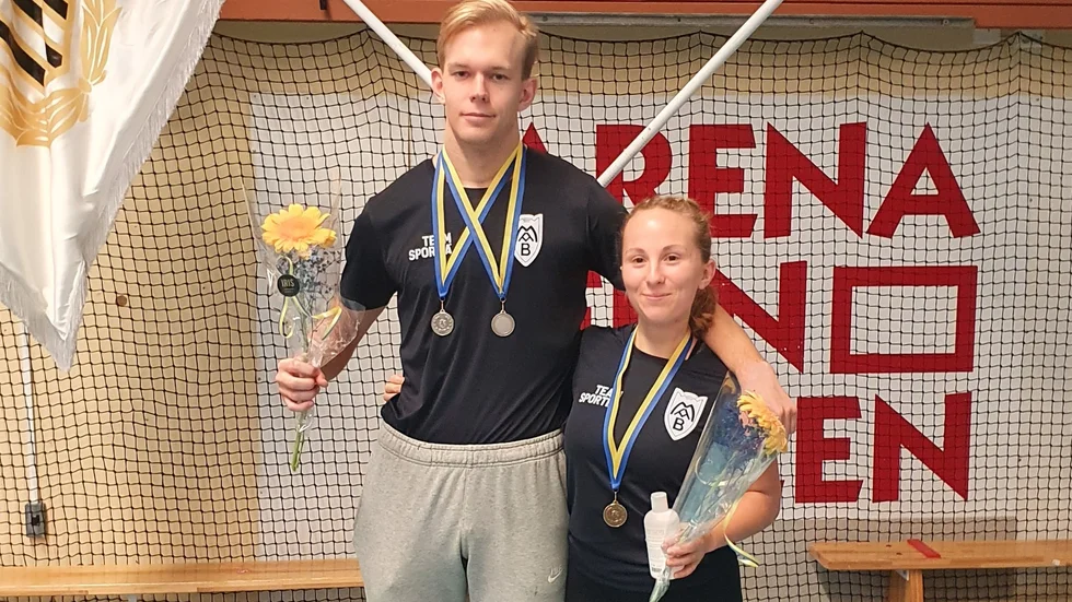 I JSM i fristilsbrottning tog Motalas Henrik Lund silver i 86 kilo och lagkamraten Julia Albrektsson tog brons 53 kilo i sitt första JSM. Här ses de med medaljer efter tävlingarna.