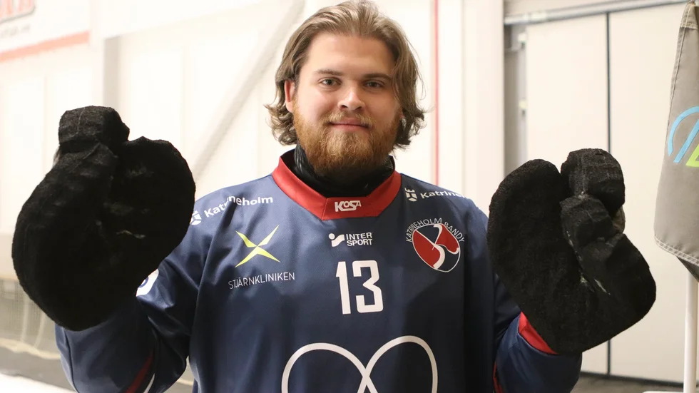 Förra KVBS-målvakten Simon Westerdahl är tillbaka i allsvenskan efter att Finspång tagit poäng i slutsekunderna mot Djurgården.