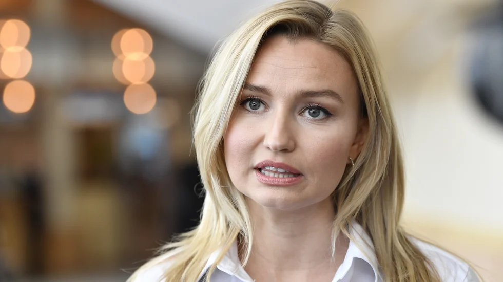 Kristdemokraternas partiledare Ebba Busch tar inte Vänsterpartiets ultimatum till regeringen på allvar, men tvekar inte att fälla regeringen om det skulle bli en misstroendeomröstning.