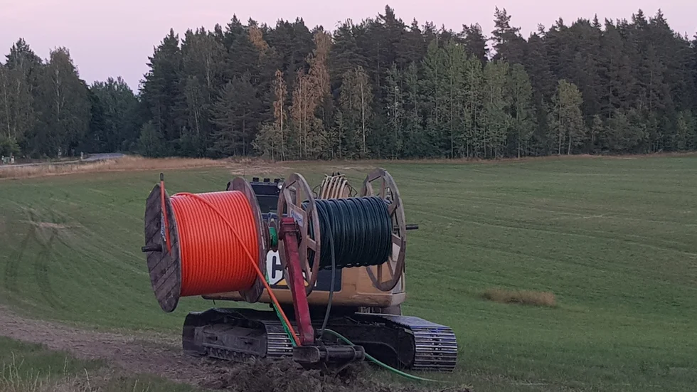 Kostnaden för att få fiber till landsbygden ser ut att förbubbas. Det saknas idag närmare 30 miljoner kronor för att fullfölja satsningen. 