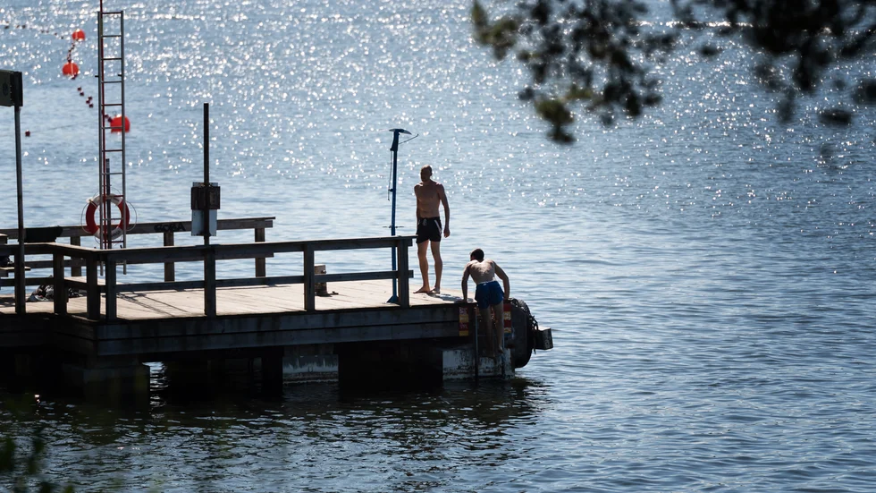 Över 30 grader väntas på sina håll. Vid kusten och Vättern kan det dock bli något svalare. 