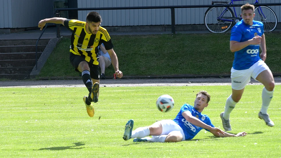 Amel Komina och hans Västerviks FF får vänta ännu en vecka med att spela match.