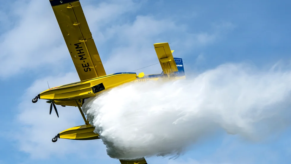 En Air Tractor AT-802 Fire Boss som används av MSB för att bekämpa skogsbränder. På bilden vattenbombas ett område vid en övning i maj.
