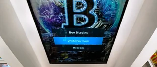 Bitcoin nästan halverad sedan toppen