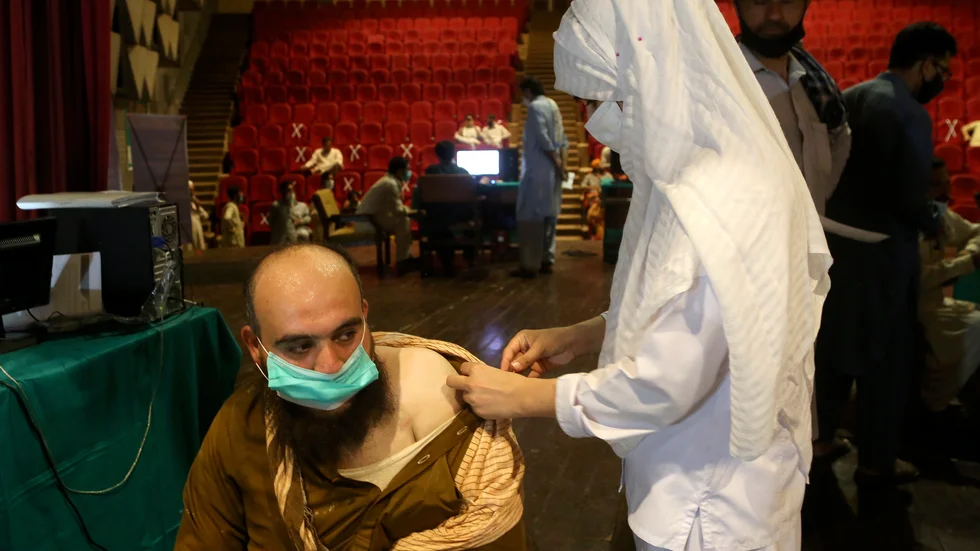 En man vaccineras i Peshawar på fredagen.