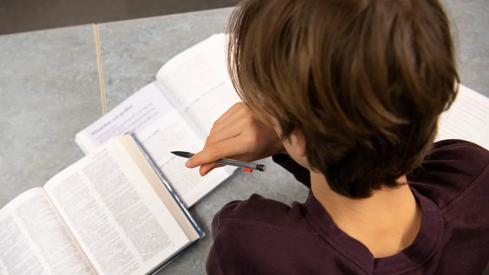 För pojkar som grupp kan vägen till självförverkligande och självrespekt gå via andra spår än att göra sitt bästa i skolan, skriver läraren och skolforskaren Andreas Westerberg.