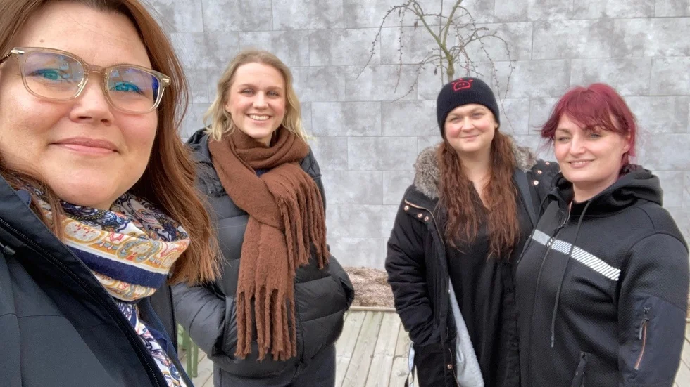 Från vänster: Nenne Thorin Ljung och Emma Johansson, verksamhetsansvariga på Ung Kraft, Agnes Henriksson, verksamhetsansvarig på Tjejjouren Mira och Maja Ulvenhag, Ungdomsstödjare på förebyggande enheten, Division Social omsorg står bakom nya projektet "MaktCafé". 