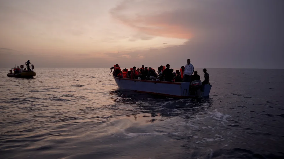 Migranter på en överbelastad träbåt i Medelhavet, fotograferade 2019.