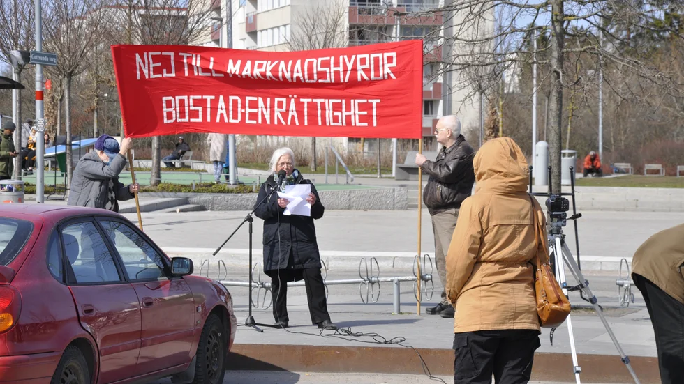 Eva Vakrakos manifesterar mot marknadshyror i Gottsunda.