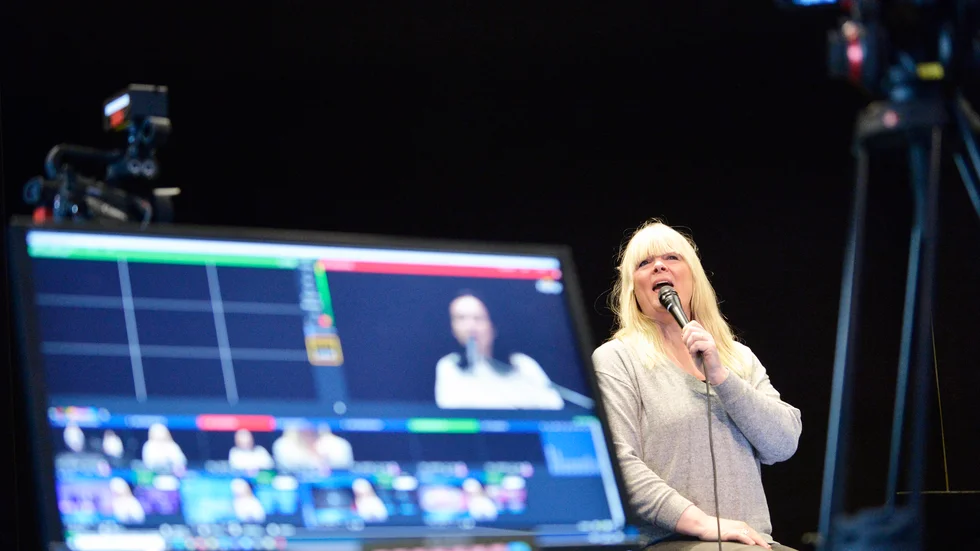 Den som tittar på programmet ”Så mycket bättre” har hört Britta Bergström sjunga många gånger. Nu är hon aktuell med den pandemianpassade miniturén ”I kulissen” tillsammans med Kerstin Ryhed. 