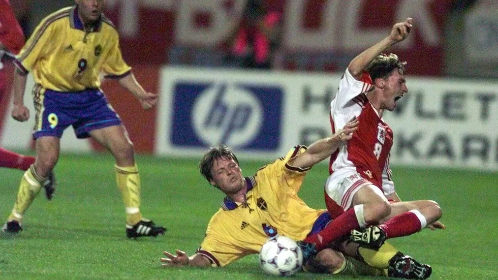 Stefan Schwarz tacklar en motståndare.