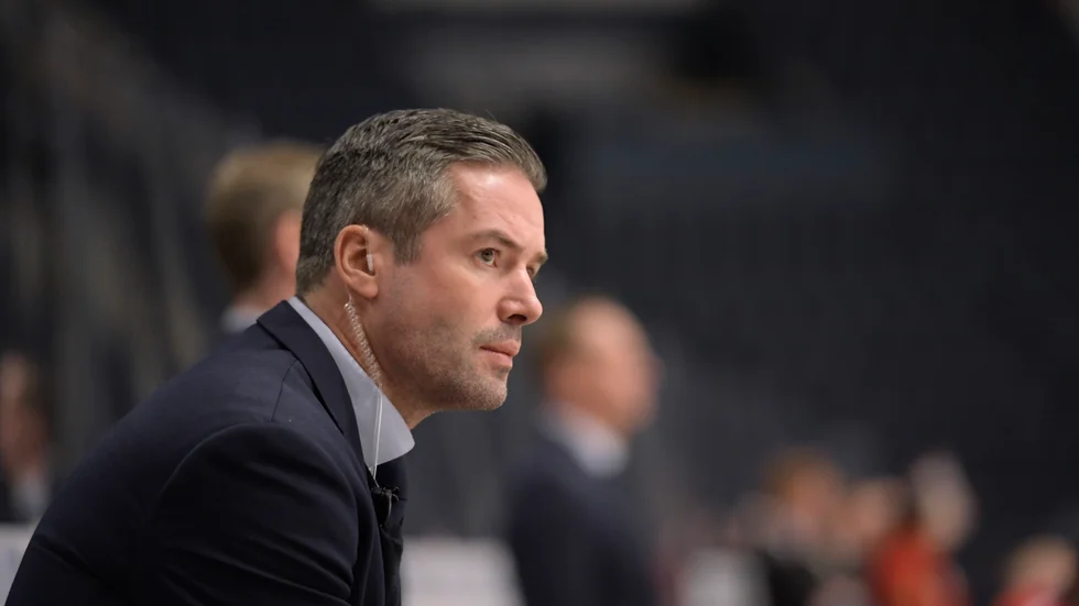 Jörgen Bemström, här i Djurgårdens bås, tar över som huvudtränare i hockeyallsvenska Södertälje. Arkivbild.