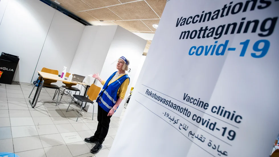 Det är bråda dagar på länets vaccinationscentraler, över hälften av den vuxna befolkningen har fått sin första dos.