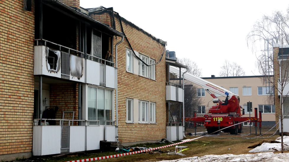 Det är oklart hur omfattande skadorna på lägenhetshuset i Öjebyn är. Men det kan dröja länge innan några hyresgäster kan flytta in igen. Robert Olausson är en av de drabbade. "Jag försöker att inte oroa mig så mycket", säger han.