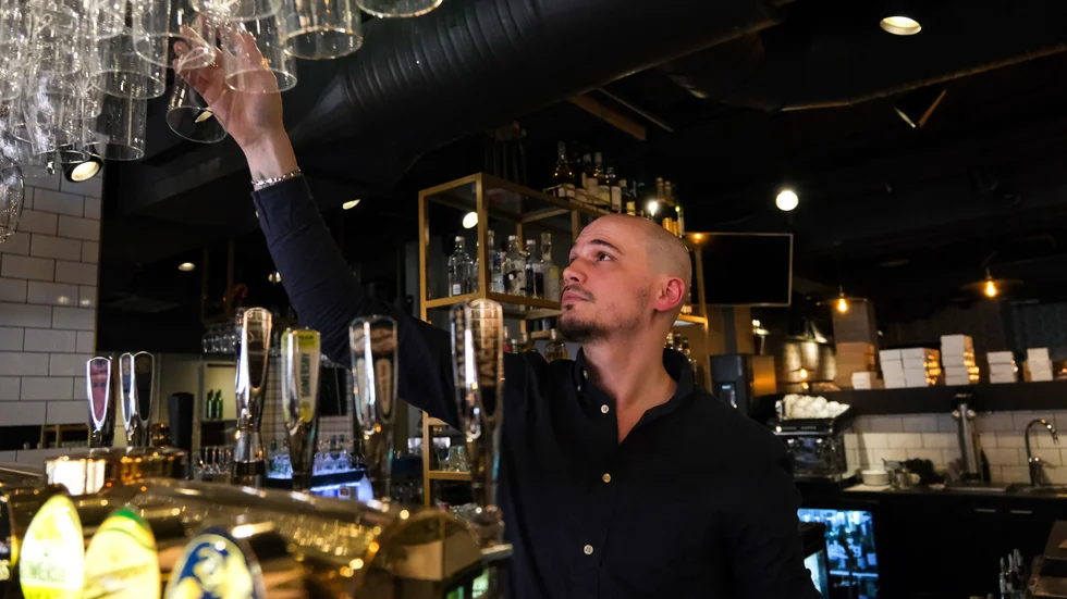 Bartendern Johan Stenbäck saknar arbetslivet inom krogbranschen. "Det här året har man levt som en mullvad. Det är inte bra för någon. Vi människor behöver ju träffas och socialisera".