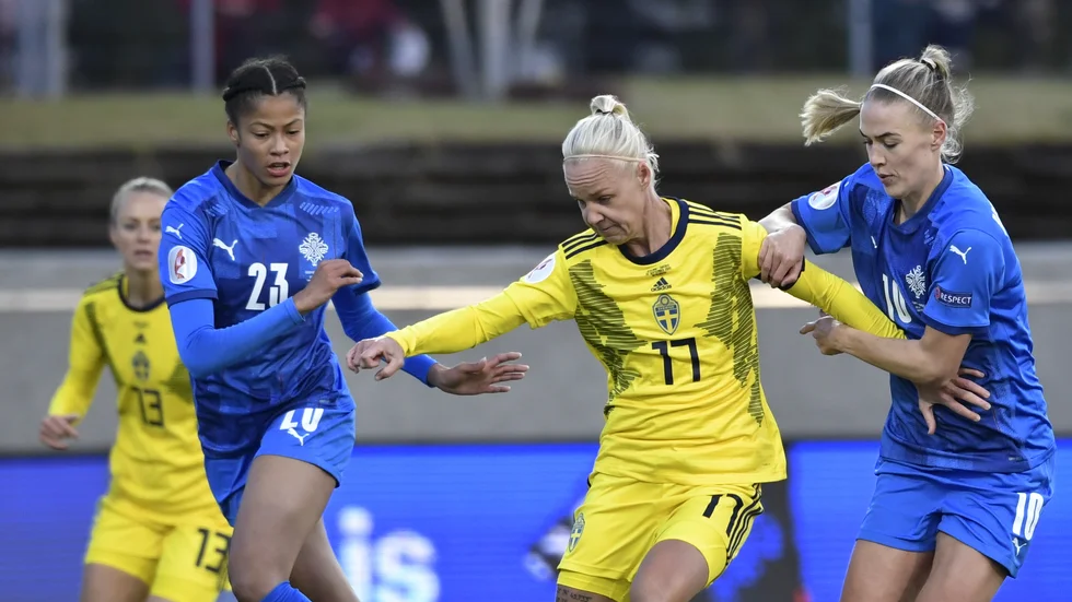 Sveindís Jane Jónsdóttir (till vänster) i en match mot Sverige i höstas. Arkivbild.