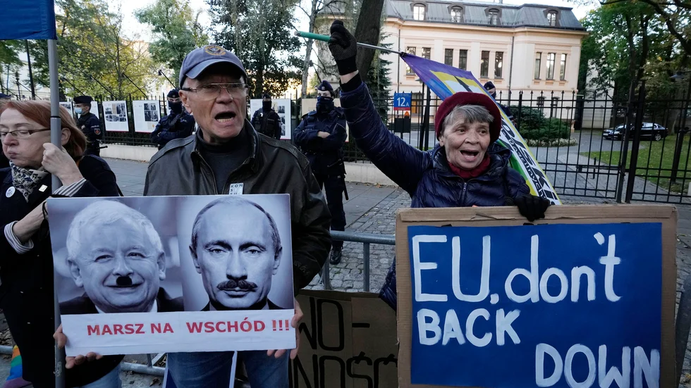 Demonstranter utanför konstitutionsrätten i Warsawa, Polen, under torsdagen.