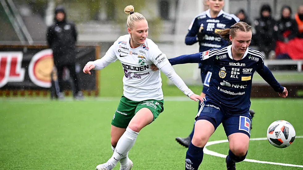 Emma Viklund, till vänster, gjorde båda målen när Morön förra helgen vände underläge till 2–1-seger borta mot Älvsjö.