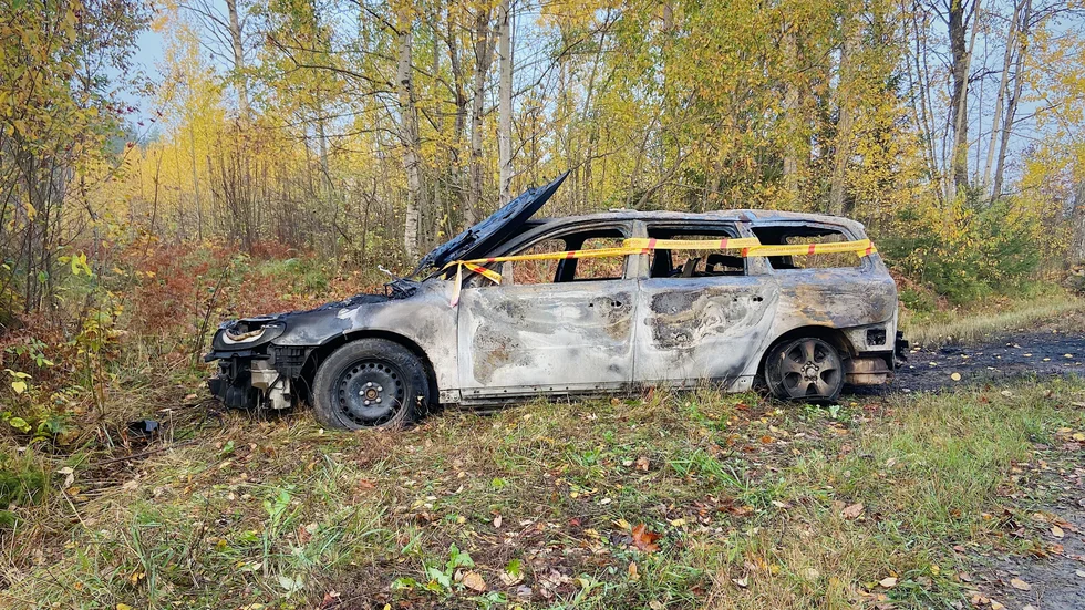Det utbrända bilen står på en liten grusväg väster om Gimodammen.