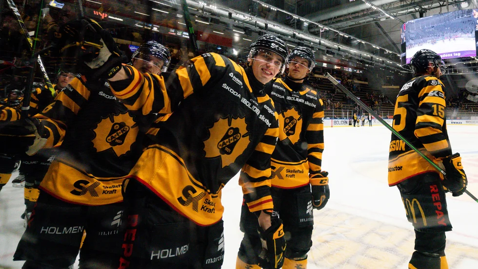 Fem raka segrar för ett harmoniskt och glatt AIK, som offrar sig för varandra. 