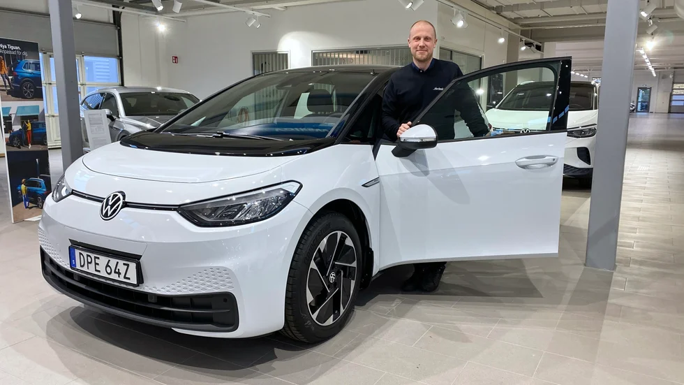 I september stod laddbara bilar för 54 procent av marknaden i Sverige, varav 33 procent var helelbilar, berättar Mats Müller på Norrlands bil som här visar en Volkswagen ID.3. Tillgången på begagnade elbilar är däremot fortfarande liten.
