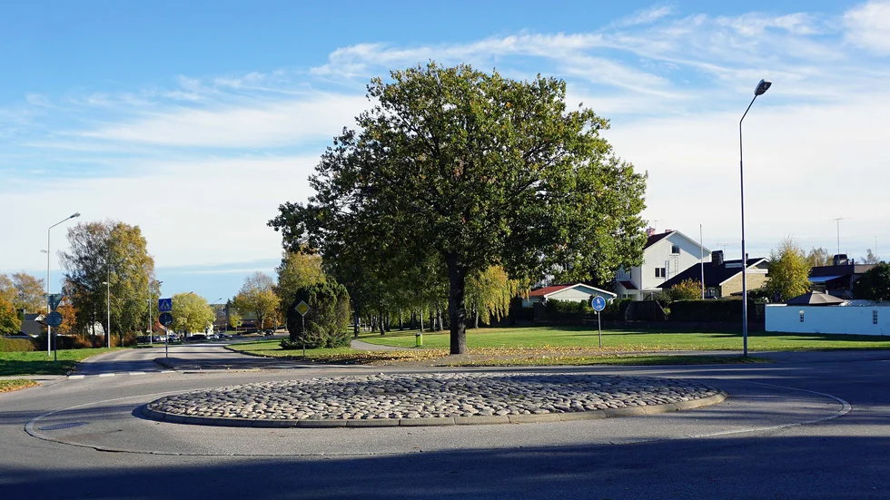 Strax innan lilla Breviksrondellen är farterna på tok för höga, menar skribenten.